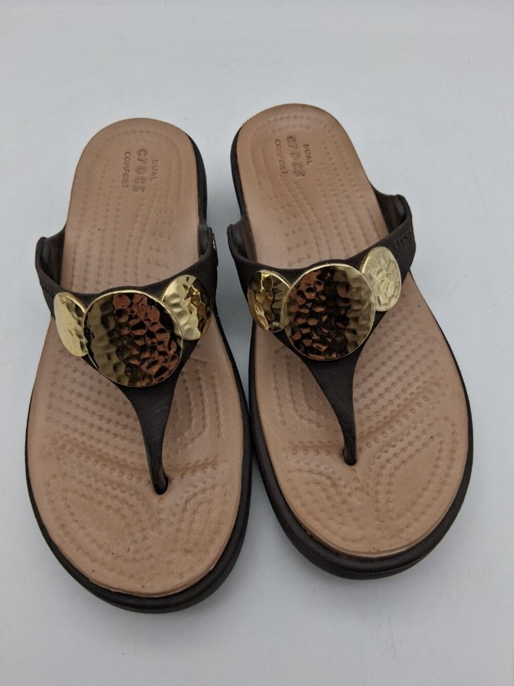 Crocs Womens Sz 5 Sanrah Gold Hammered Medallion Circles Wedge Flip Flops Sandal